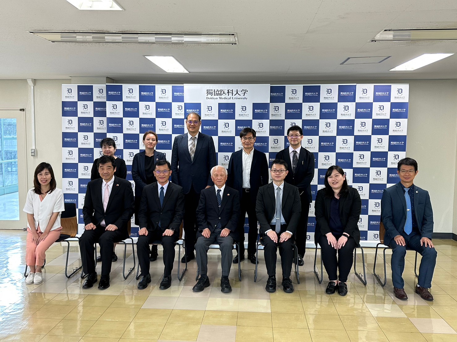 柏瑞醫執行長與日本獨協醫科大學校長率台日研究團隊於獨協醫科大學合影，共同見證 AI 骨鬆篩檢跨境驗證研究成果。